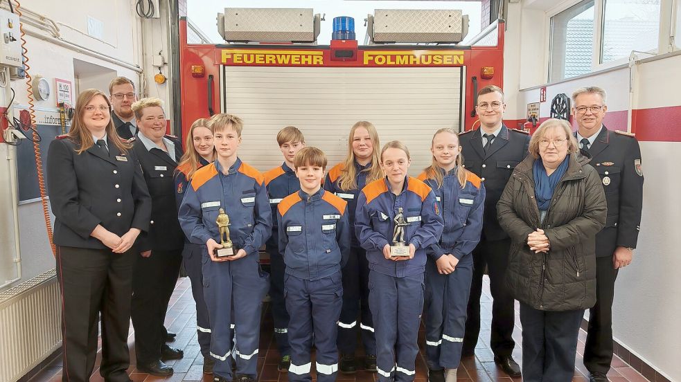 Die stellvertretende Jugendwartin Ilka Feldkamp (von links), Folmhusens Ortsbrandmeister Rene Funk und Gemeindejugendfeuerwehrwartin Silvia Feldkamp rahmen mit Christoph Kaltwasser von der Feuerwehr Ihrhove, Gaby Ostholthoff (Feuerwehrausschussvorsitzende) und Joachim Lassahn (stellvertretender Gemeindebrandmeister) die Folmhuser Jugendwehr ein. Foto: Feuerwehr Westoverledingen