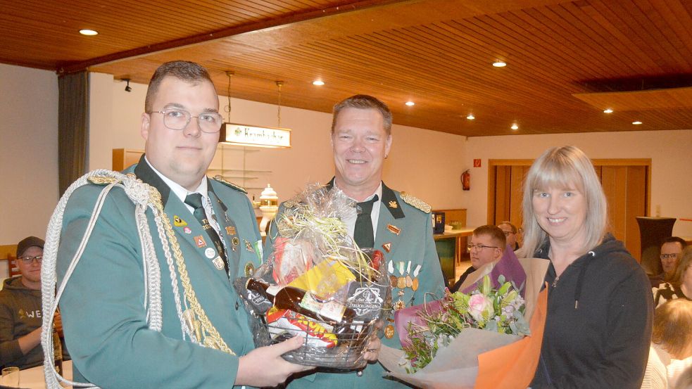 Der neue Vorsitzende Marco Fugel (von links) überreichte seinem Amtsvorgänger Konrad Fugel einen Präsentkorb. Dessen Frau Annette erhielt einen Blumenstrauß. Foto: WeersLinks ist der neue Vorsitzende Marco Fugel zu sehen. Foto: Weers