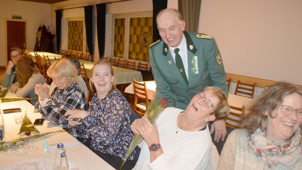 Zum Valentinstag bekam jede Frau bei der Jahreshauptversammlung eine Rose geschenkt. Das sorgte, wie auf dem Foto zu sehen, für reichlich Heiterkeit. Foto: Weers