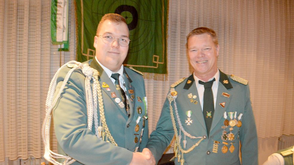 Nach 21 Jahren an der Spitze des Schützenvereins "Gut Ziel" Strücklingen gab Konrad Fugel (rechts) das Amt des ersten Vorsitzenden an seinen Nachfolger Marco Fugel (links) ab. Foto: Weers