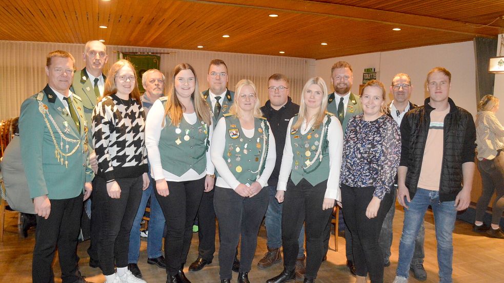 Der Vorstand des Schützenverein "Gut Ziel" Strücklingen (von links): Konrad Fugel (Ehrenvorsitzender), Benno Schulte (2. Kommandeur), Ilka Ernst, Werner Hinrichs (Ehrenvorstand), Hilke Fugel, Marco Fugel, Erika Hertema, Max Fugel, Kerstin Geesen, Jonas Stalljann, Mareike Fugel, Frank Schulte und Lukas Fugel. Foto: Weers