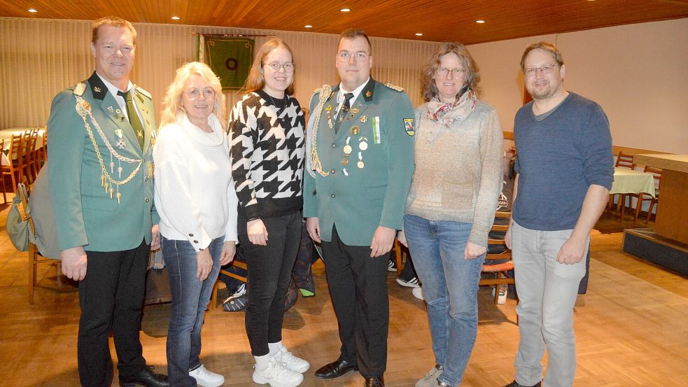 Auf der Jahreshauptversammlung wurden auch die Vereinsmeister 2024 geehrt. Das Foto zeigt (von links) Konrad Fugel, Irmgard Ernst, Ilka Ernst, Marco Fugel, Marion Bartjen und Christian Hinrichs. Foto: Weers