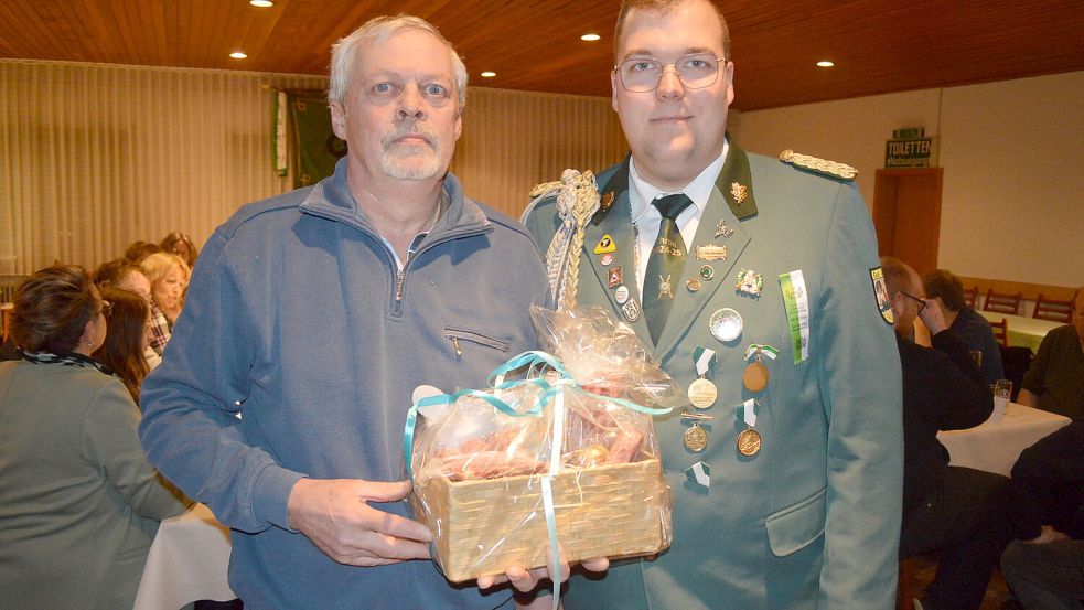 Für seine langjährige Mitarbeit im Vorstand wurde Werner Hinrichs (links) als Mitglied im Ehrenvorstand aufgenommen. Der neue Vorsitzende Marco Fugel gratulierte und überreichte einen Präsentkorb. Foto: Weers