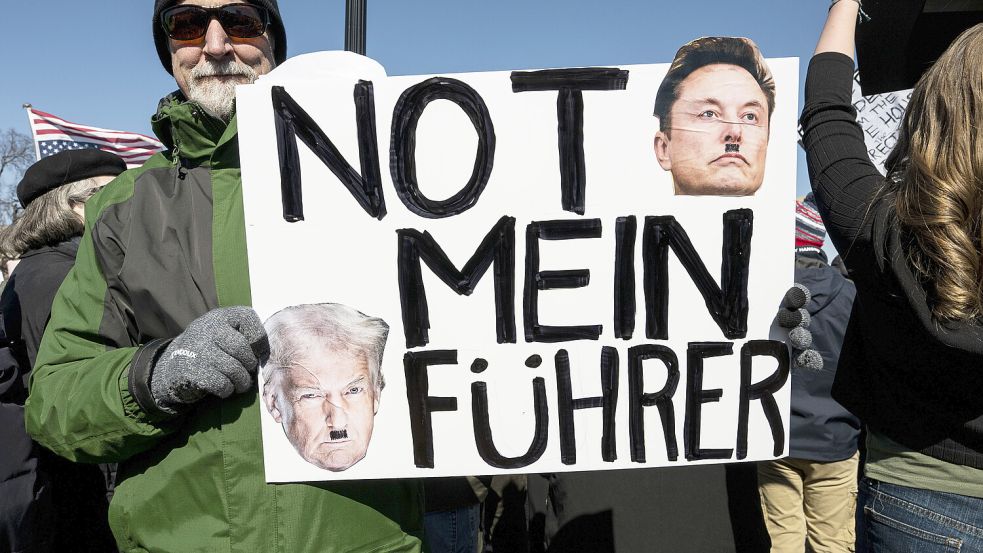 Protest in Washington: US-Bürger gehen zunehmend gegen die Politik von Donald Trump und seiner rechten Hand Elon Musk auf die Straße. Foto: picture alliance/dpa/ZUMA Press Wire/Michael Brochstein