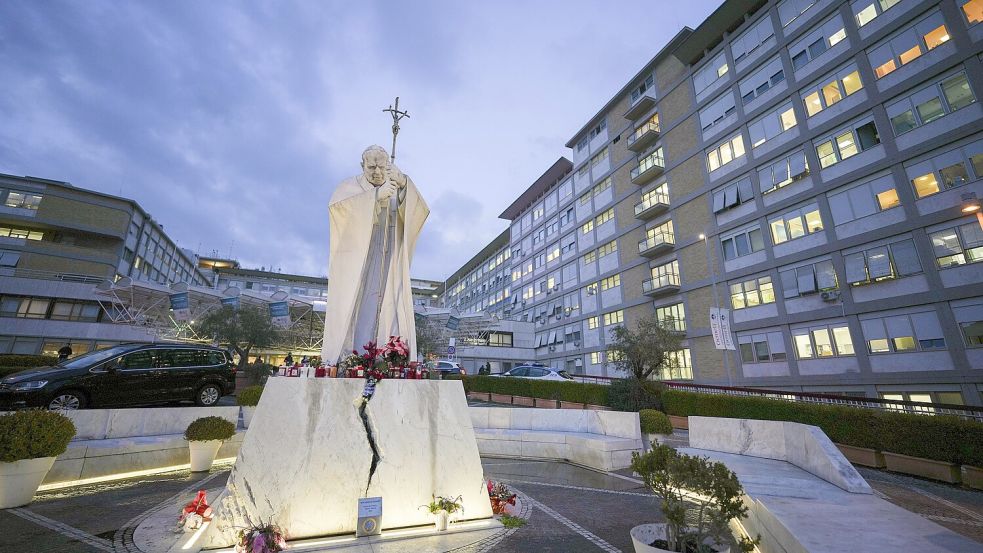 Ein Blick auf die Poliklinik Agostino Gemelli, wo Papst Franziskus ins Krankenhaus eingeliefert worden ist. Foto: dpa/Andrew Medichini
