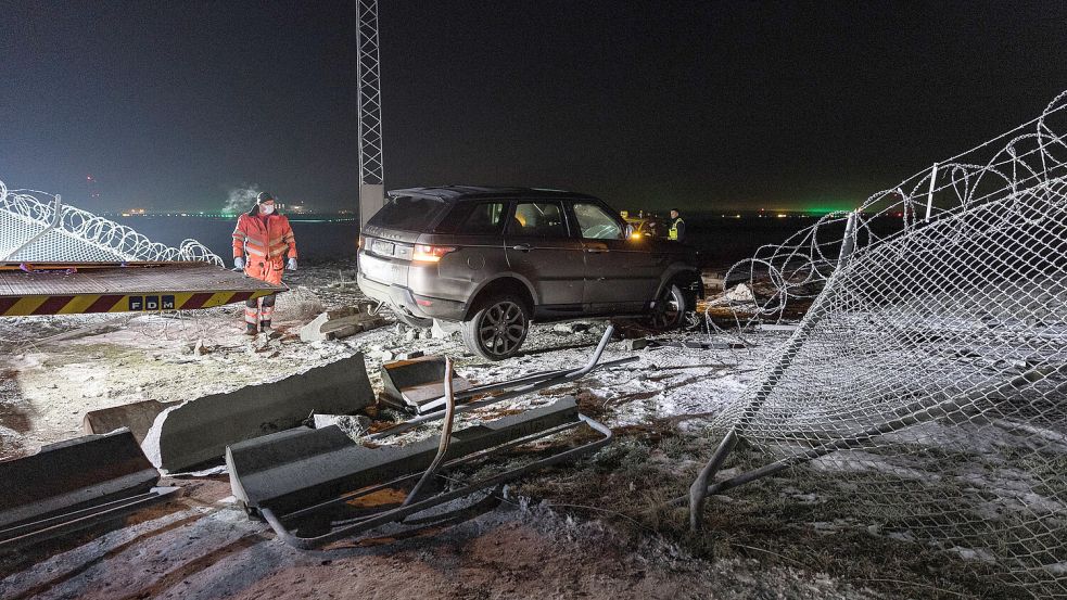 Am Kopenhagener Flughafen hat ein Mann mit einem mutmaßlich gestohlenen Land Rover einen Sicherheitszaun durchbrochen. Foto: IMAGO/Ritzau Scanpix/Steven Knap