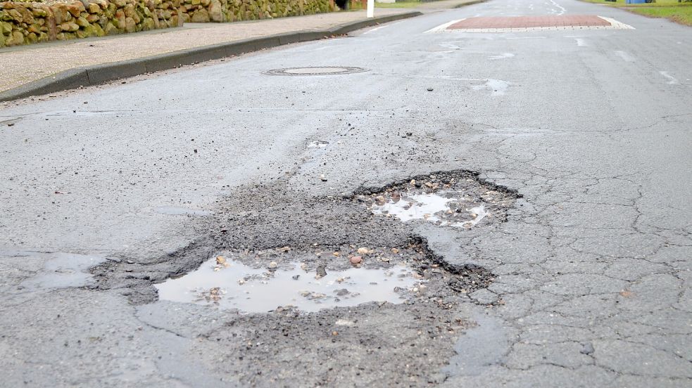 Viele kaputte Straßen gibt es im Saterland. Foto: Fertig