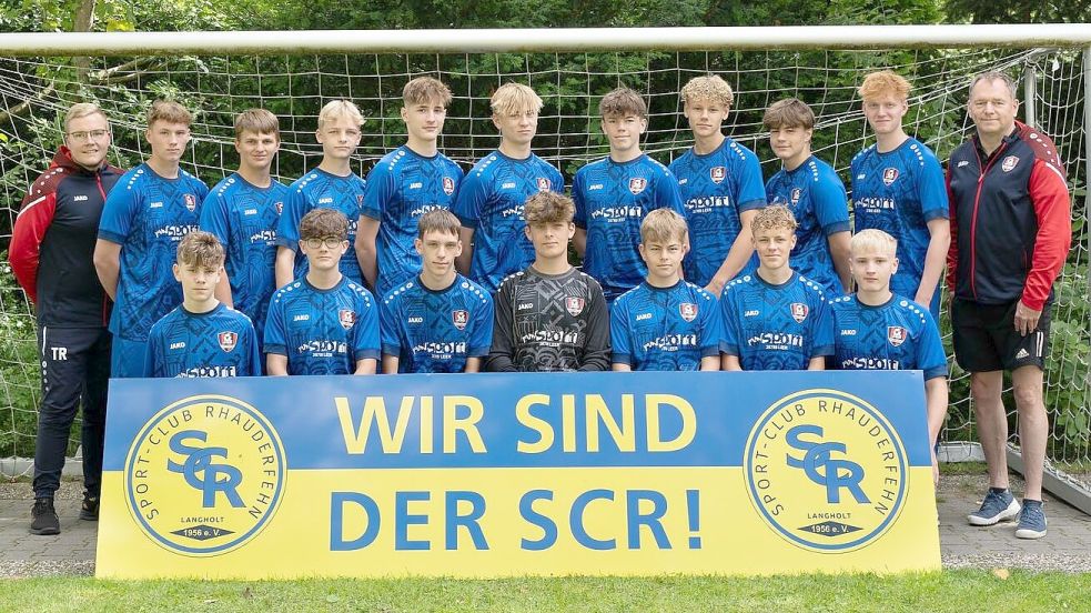 Die B-Jugend der JSG Overledingerland zeigte großen Einsatz, um sich das Trainingslager zu finanzieren. Das Mannschaftsfoto entstand im Sommer. Manche Spieler und zwei der vier Trainer fehlen darauf. Foto: Silvia Grüssing