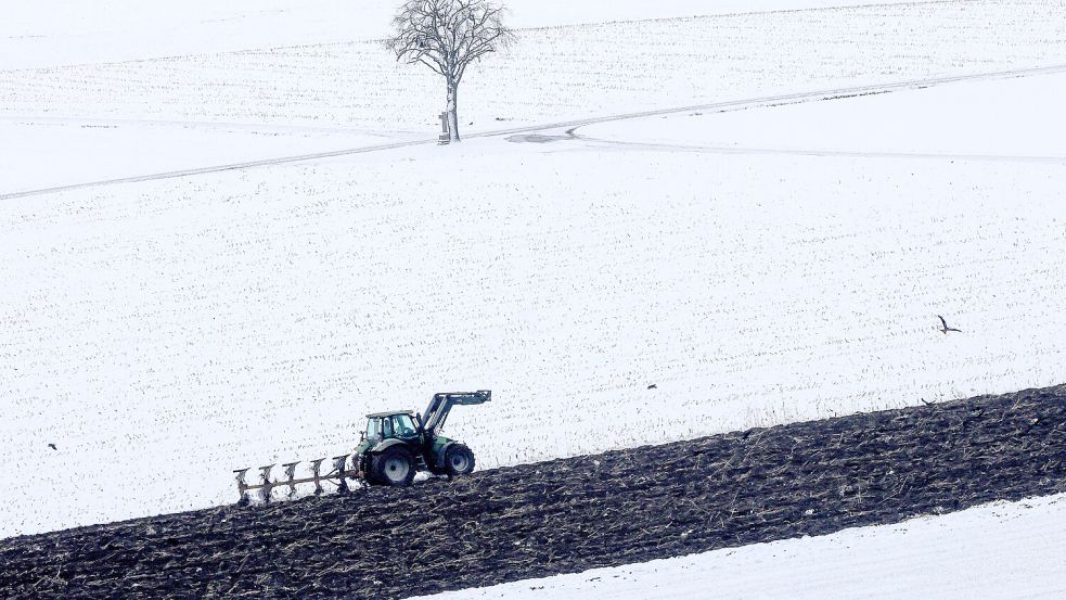 Landwirt bei der Arbeit: Wie geht es weiter mit der europäischen Agrarpolitik? Foto: dpa/Thomas Warnack