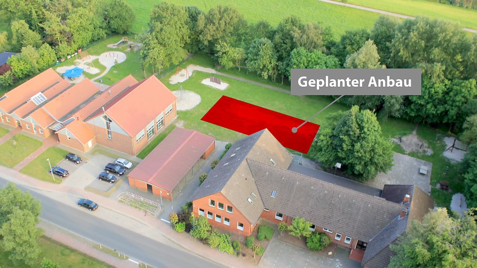 Die Grundschule Völlenerkönigsfehn aus der Vogelperspektive. Am unteren Bildrand ist die Marderstraße zu sehen. Rot eingefärbt ist der geplante Mensa-Anbau. Archivfoto: Thiel/Montage: Malchus