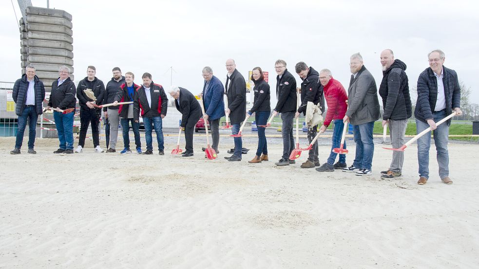 Am 8. April 2024 fand der erste Spatenstich für den neuen Autohof statt. Die Eröffnung verzögert sich etwas. Archivfoto: Hanken