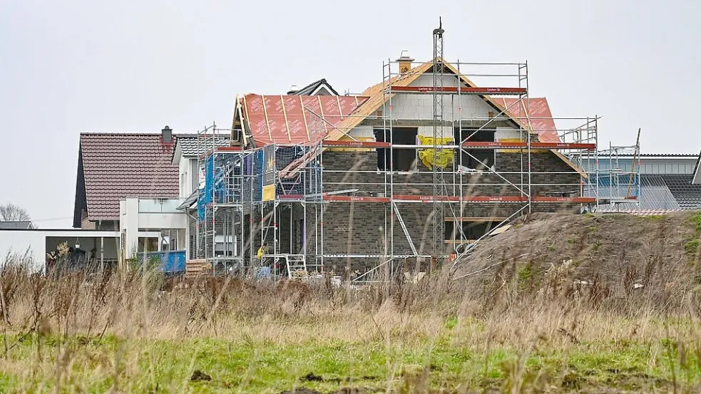 Hoffnung für die Branche: Im Landkreis Cloppenburg werden wieder mehr Baugrundstücke gekauft, und die Bodenpreise sinken. Weniger positiv sieht es im Kreis Vechta aus. Archivfoto: Hermes
