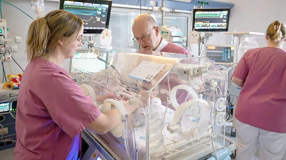 Nach einer Vierlingsgeburt in Vecha kümmert sich das Team um Dr. Oliver Schirrmacher auf der Frühchenstation um die Neugeborenen. Die Babys werden ständig überwacht. Foto: OM-Medien/Lars Chowanietz