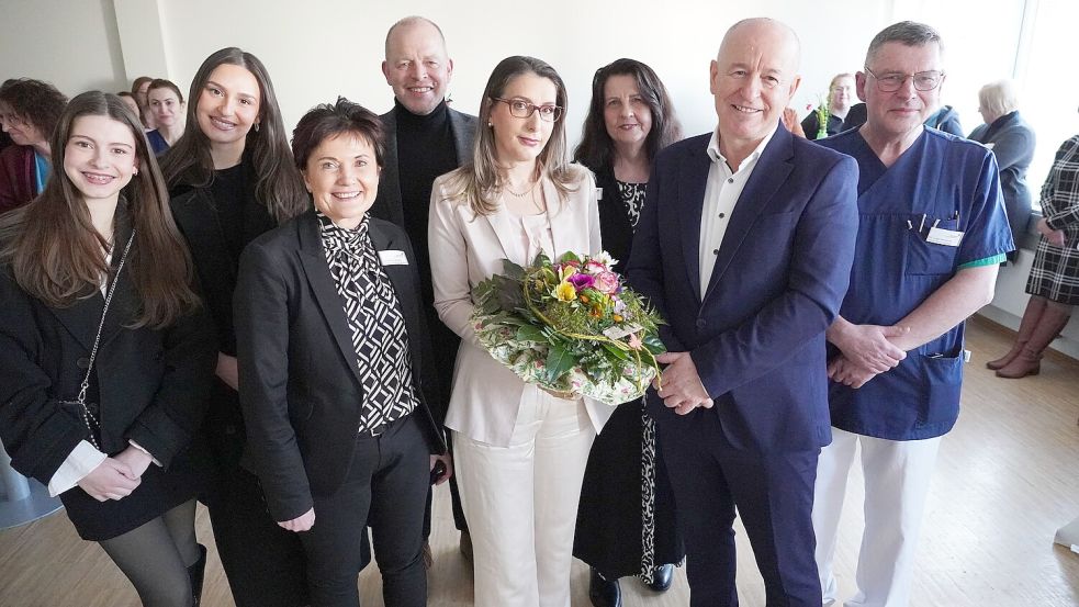 Familie, Kollegen und Vorgesetzte gratulierten Frencije Selmanaj (mit Blumen): Unser Foto zeigt die neue Chefärztin mit (von links) ihren Töchtern Edona und Mimoza, Geschäftsführerin Veronika von Manowski, Hauptgeschäftsführer Ansgar Veer (Bonifatius-Hospitalgesellschaft Lingen), Pflegedirektorin Marita Bäcker, ihrem Ehemann Gjevalin Selmanaj sowie dem Ärztlichen Direktor Dr. Ludger Kämmerling. Foto: Gerd Schade