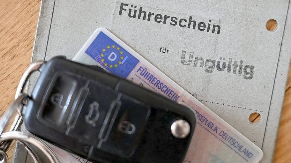 Viele der grauen und auch rosafarbenen Führerscheine in Deutschland sind mittlerweile ungültig. Foto: dpa/Dedert