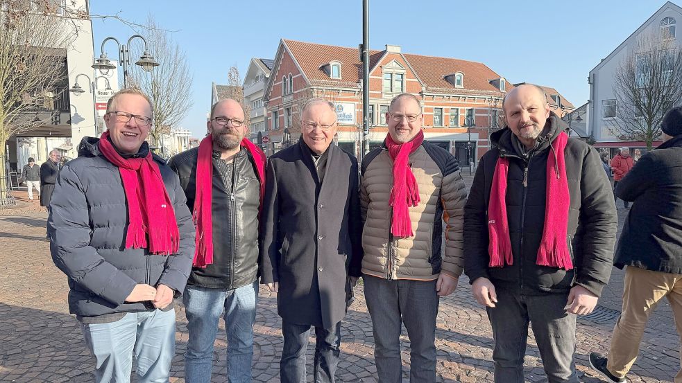 Die SPD im Saterland unterstützt Thomas Otto im Wahlkampf. Dafür gibt es auch prominenten Beistand (von links): Bundestagsabgeordneter Alexander Bartz aus Vechta, Carsten Ambacher, Ministerpräsident Stephan Weil, Thomas Otto und Henning Stoffers. Foto: Privat