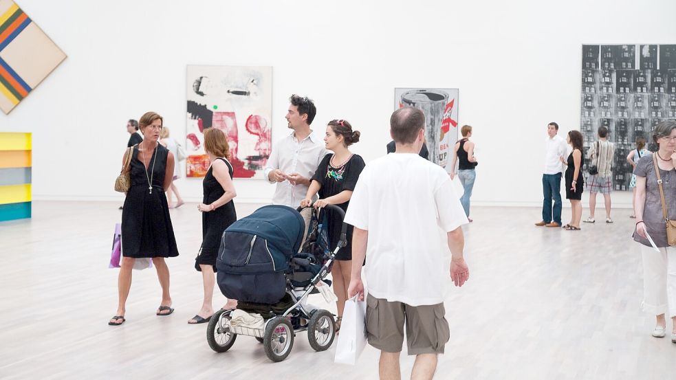 Deutschlands Museen verzeichneten zuletzt über 100 Millionen Besuche im Jahr. Im Bild: Besucher in der Kunstsammlung Nordrhein-Westfalen in Düsseldorf. Foto: IMAGO/Funke Foto Services