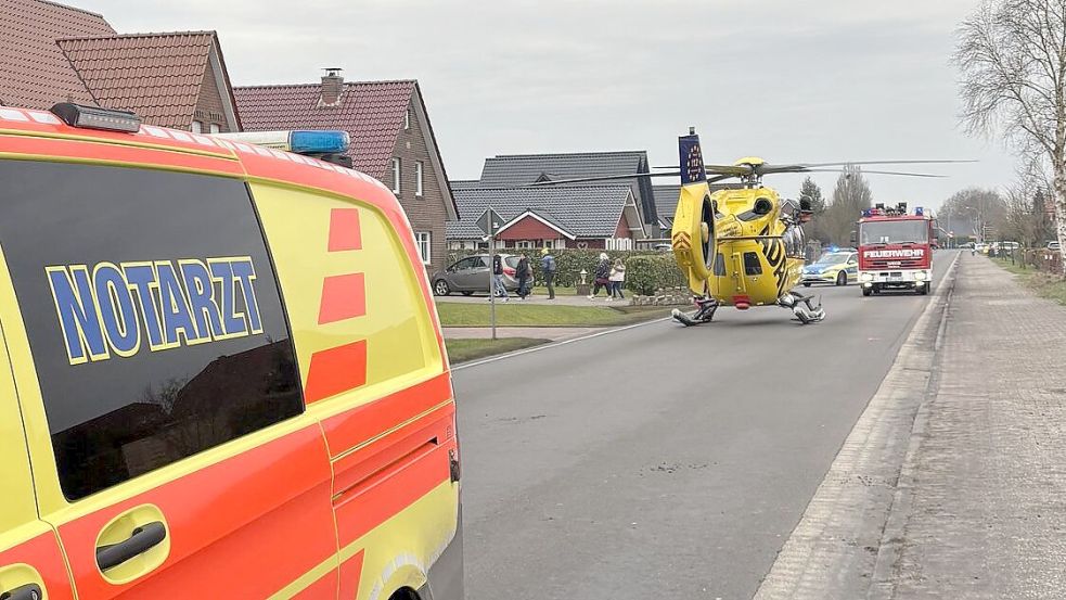 Der Rettungshubschrauber landete auf der Straße. Fotos: Sven Janssen und Michelle Hansen