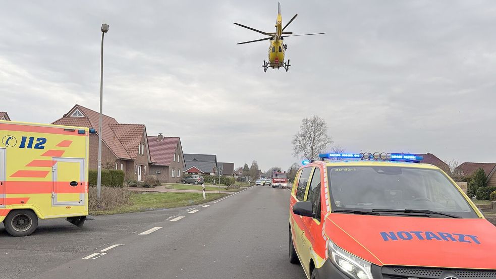 Ein Krankenwagen brachte den Verletzten zum Hubschrauber, der ihn ins Krankenhaus flog.