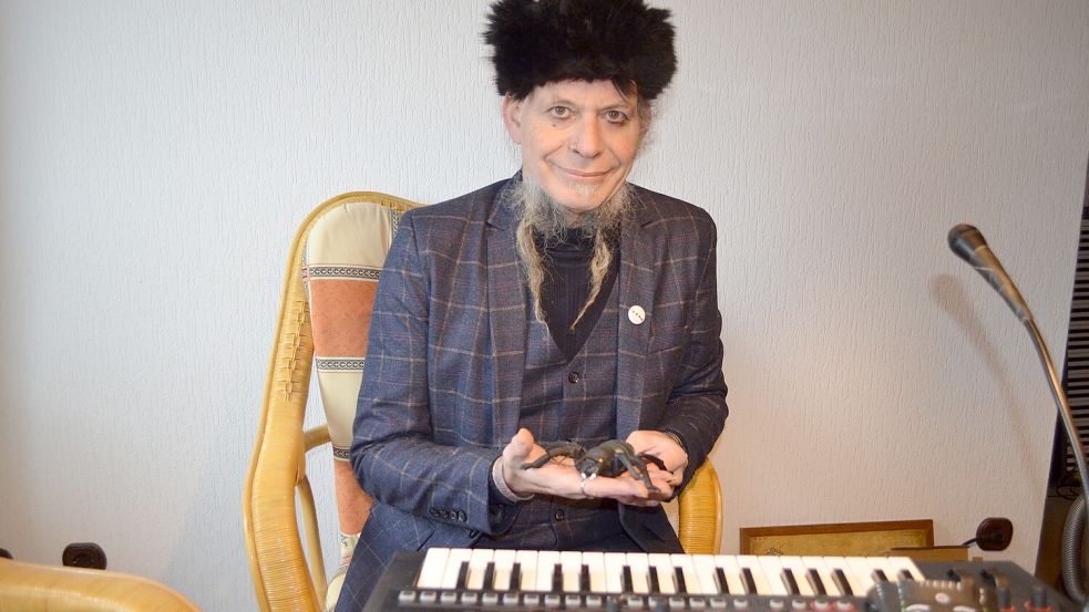 Eine Riesenameise auf der Hand sitzt Stefan Heinze, alias Inox Kapell, vor dem Keyboard seiner Wohnung in Collinghorst. Der Künstler identifiziert sich mit Insekten, und Ameisen haben es ihm besonders angetan. Foto: Fertig
