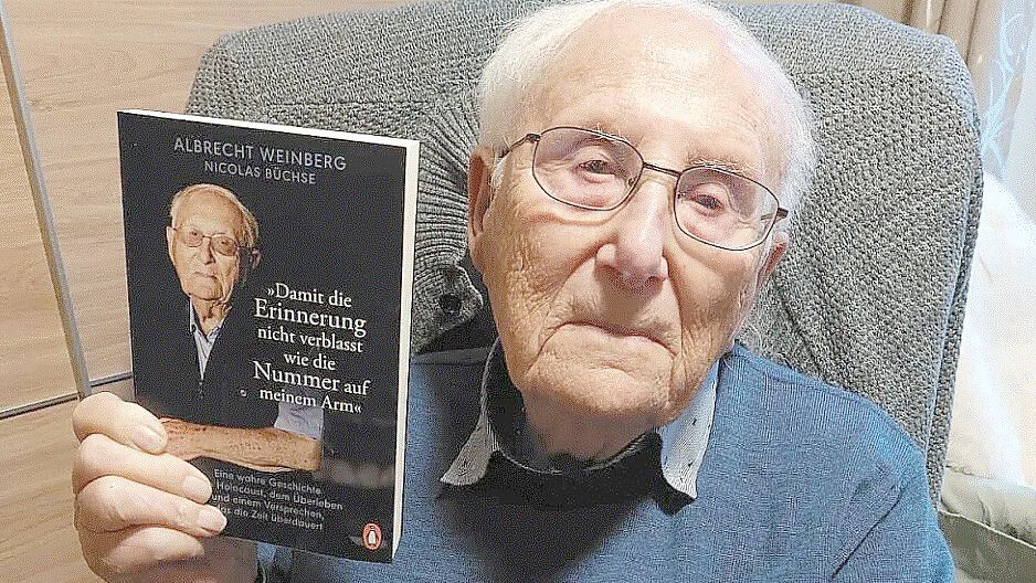 Der Reporter Nicolas Büchse hat nach unzähligen Gesprächen mit Albrecht Weinberg ein Buch über sein Leben geschrieben. Foto: Dänekas