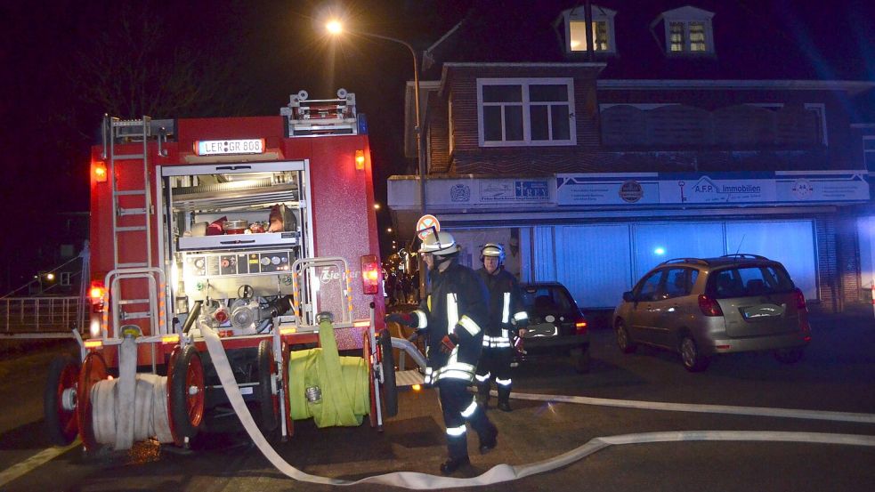 In der Küche eines Wohnhauses am Rhauderfehner Untenende war am Sonnabend gegen 19 Uhr ein Feuer ausgebrochen. Die Feuerwehr Westrhauderfehn rückte mit etlichen Einsatzfahrzeugen aus. Auch Polizei und Rettungskräfte waren bei dem Brand im Einsatz. Foto: Fertig