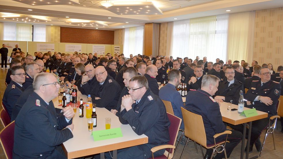 Rund 190 Feuerwehrkameradinnen und Kameraden sowie Gäste waren bei der Orts- und Gemeindebrandmeistertagung im Ihrhover Rathaussaal dabei. Foto: Weers