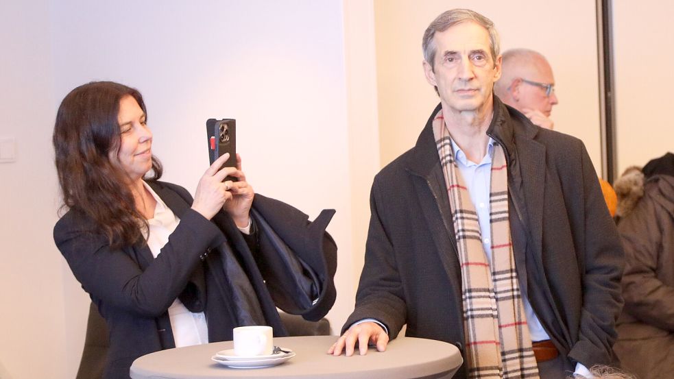 Die Vorsitzende der AfD Ostfriesland, Anja Arndt, kam mit ihrem Mann Arno, dem Direktkandidaten im Wahlkreis Aurich-Emden, ins Auricher Kreishaus. Foto: Romuald Banik