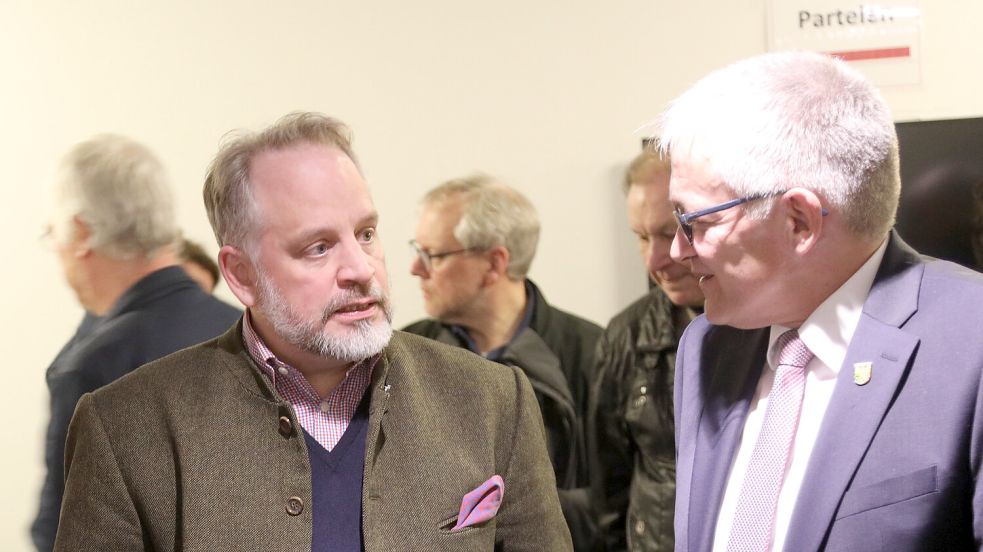 CDU-Direktkandidat Dr. Joachim Kleen, hier im Gespräch mit Landrat Olaf Meinen, zeigte sich trotz Zugewinnen eher enttäuscht. Foto: Romuald Banik