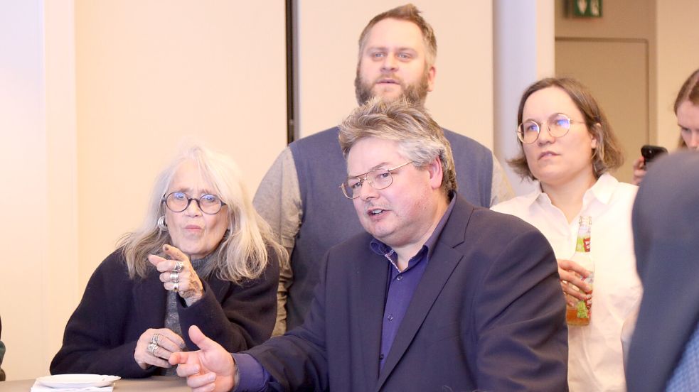 Grünen-Direktkandidat Gunnar Ott (vorne) schaute sich mit seinen Parteifreunden die Ergebnisse im Auricher Kreishaus an. Foto: Romuald Banik