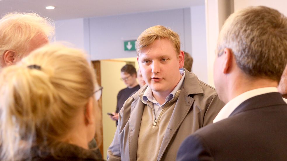 FDP-Direktkandidat Hendrik Hartmann (Großefehn), hier im Gespräch mit Sonja und Johann Saathoff, zeigte sich enttäuscht. Foto: Romuald Banik