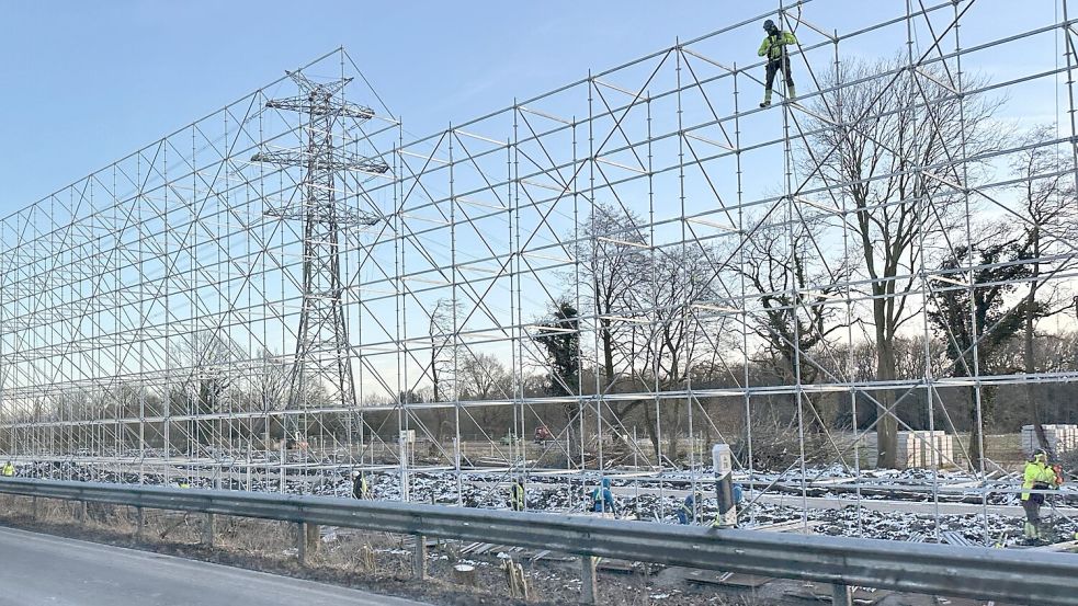 Die Gitterwand zwischen Neuenkruge und Bad Zwischenahn wird von der Firma Tennet gebaut. Foto: privat