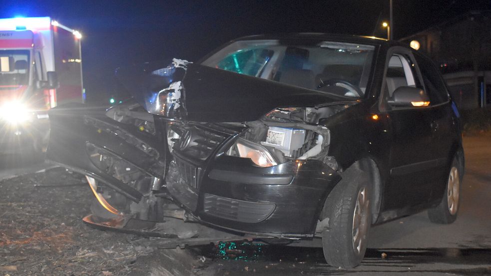 Das Auto wurde bei dem Unfall auf der Hauptstraße in Ostrhauderfehn schwer beschädigt. Foto: Zein