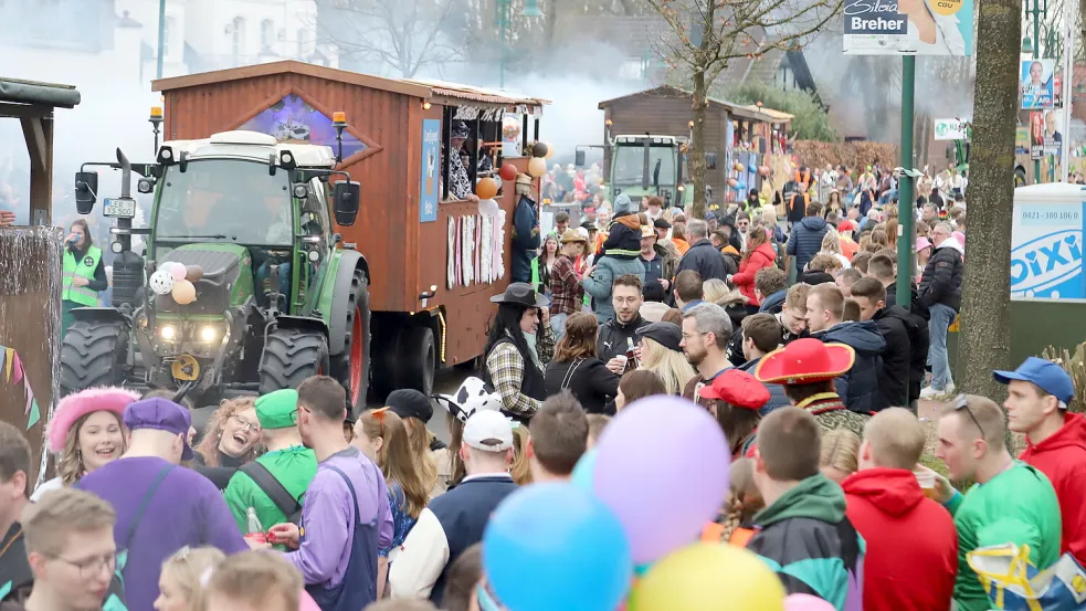 Zehntausend Menschen feierten am Sonnabend Karneval in Ramsloh mit einem Umzug und anschließender Aftershow-Party. Die Polizei zog eine überwiegend positive Bilanz. Foto: Passmann