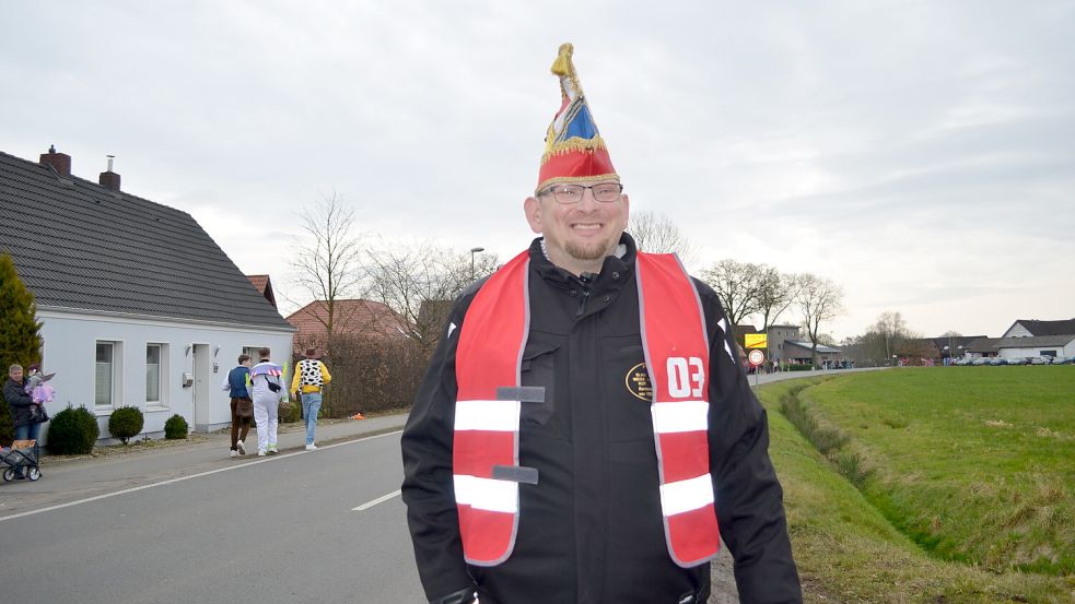 Mathias Deeken von der Karnevalsgesellschaft Ramsloh war beim Umzug als Streckenposten im Einsatz. Foto: Fertig