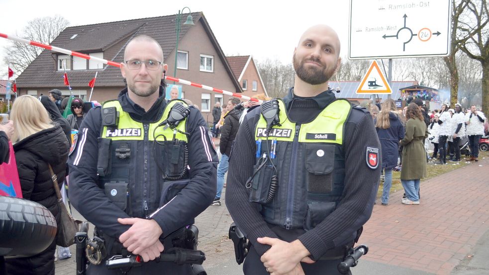 Dominik Gunz und Andreas Scholl gehörten zu den Polizisten, die während des Ramsloher Karnevals am Sonnabend eingesetzt waren. Foto: Fertig