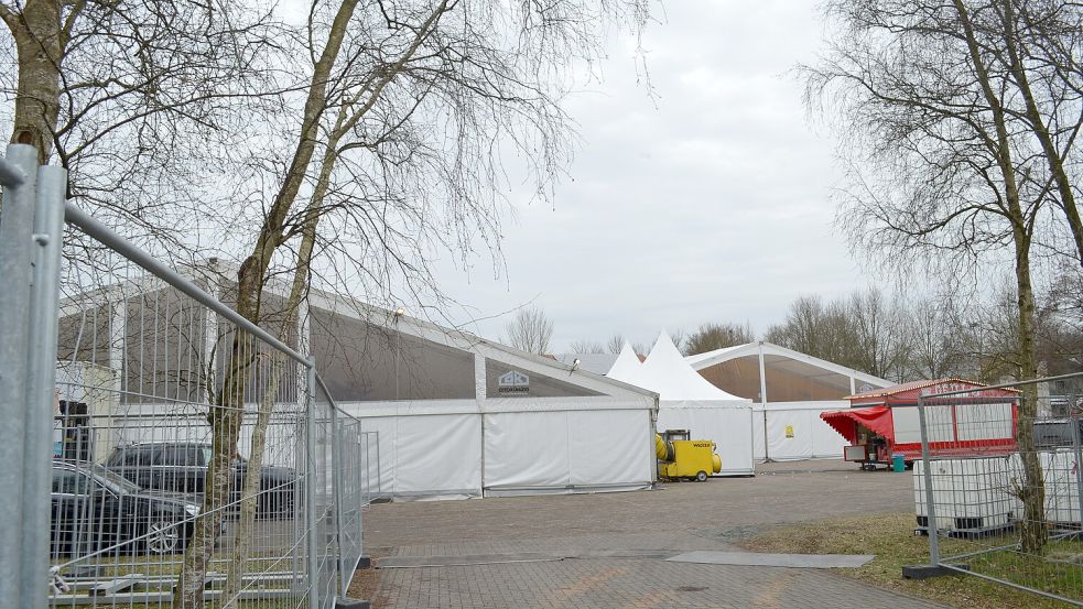 Die beiden Festzelte waren von zwei Eingängen aus zu erreichen. Doch beim Eintreffen der Umzugswagen kam es zu mehreren Körperverletzungen. Foto: Fertig