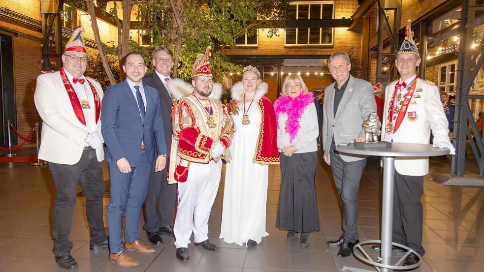 Der Europaabgeordnete Jens Gieseke (2.v.r.) ist Preisträger des diesjährigen Gerd-Bliede-Preises. Mit ihm feierten Markus Wucherpfennig, Nico Bloem, Marc-André Burgdorf, Prinz Sebastian I., Prinzessin Jenny I., Ursula Mersmann und Wolfgang Heyen (v.l.n.r.). Foto: Lars Schröer
