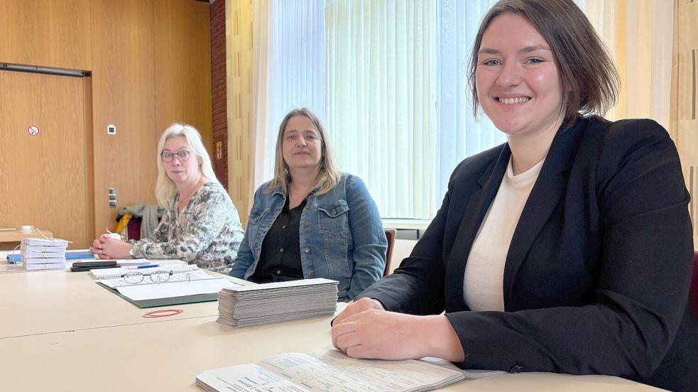 Im Wahlbezirk 360 im Ihrhover Rathaus sorgten die Wahlhelferinnen (von rechts) Malinde Busemann, Friedhilde Baumann und Gabriele Tellkamp am Sonntagnachmittag für einen reibungslosen Ablauf der Bundestagswahl. Foto: Ammermann