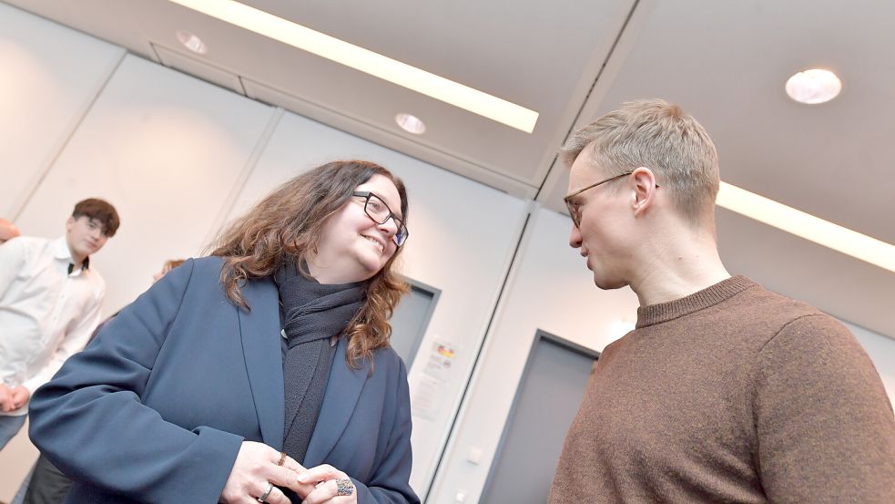 Anja Troff-Schaffarzyk (SPD) und Julian Pahlke (Grüne) tauschten sich bei der Wahlveranstaltung im Mariko über das Ergebnis aus. Foto: Ortgies