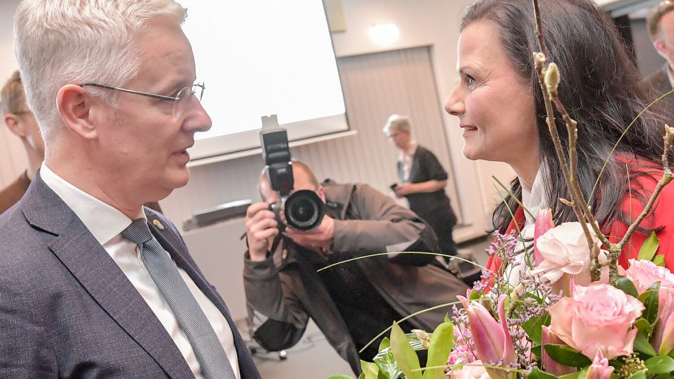 Landrat Matthias Groote (SPD) gratulierte Gitta Connemann (CDU) zum Sieg im Wahlkreis Unterems. Foto: Ortgies