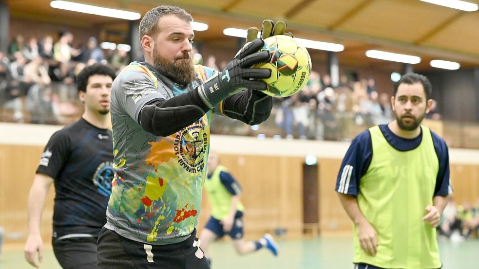 In der Partie gegen Heisfelde packt Torhüter Marvin Birkner (Borussia Leer) sicher zu. Foto: Rauch