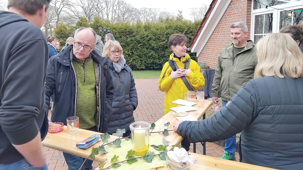 350 Leute wanderten bei der fünften Glühweinwanderung von De Holter Wienkeller durch den Hammrich. Foto: Scherzer