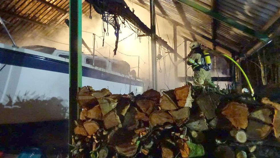Durch Brandstiftung in einem Bootsunterstand in Barßel war im Februar 2024 ein Schaden von 30.000 Euro angerichtet worden. Archivfoto: Feuerwehr