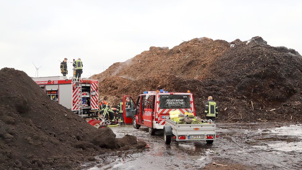 Ein großer Haufen Rindenmulch war in Brand geraten und wurde durch die Feuerwehr Friesoythe gelöscht. Foto: Passmann