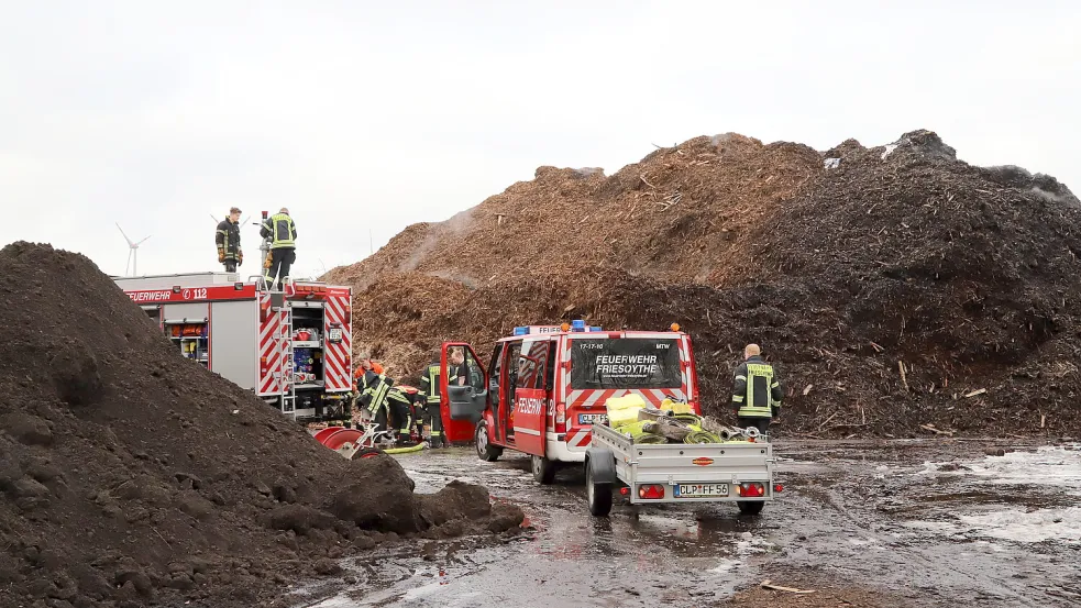 Ein großer Haufen Rindenmulch war in Brand geraten und wurde durch die Feuerwehr Friesoythe gelöscht. Foto: Passmann