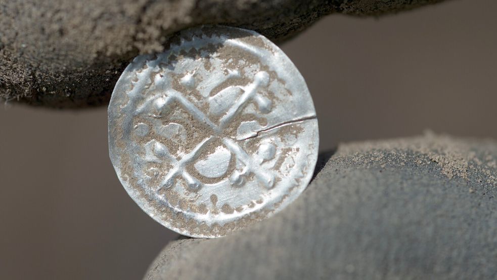 Diese Silbermünze stammt aus dem 10. Jahrhundert unter Harald Blauzahn (936-984) und gilt als erster eigenständiger Münztyp Dänemarks. Sie wurde 2018 auf Rügen entdeckt. Foto: DPA/Stefan Sauer