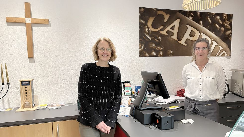 Maike Frerichs (links) arbeitet in der Buchhandlung Plenter, Sylvia Rarhardt im Lesecafé. Fotos: Nobel