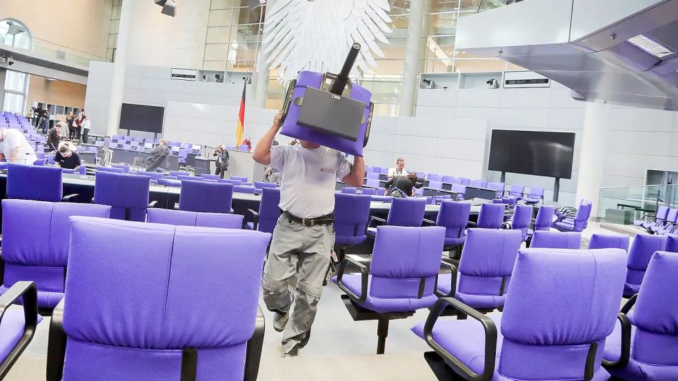 Nach dem neuen Wahlrecht nehmen weniger Abgeordnete im Bundestag Platz als in der vergangenen Legislaturperiode. Das spart Kosten. Foto: dpa/Kay Nietfeld