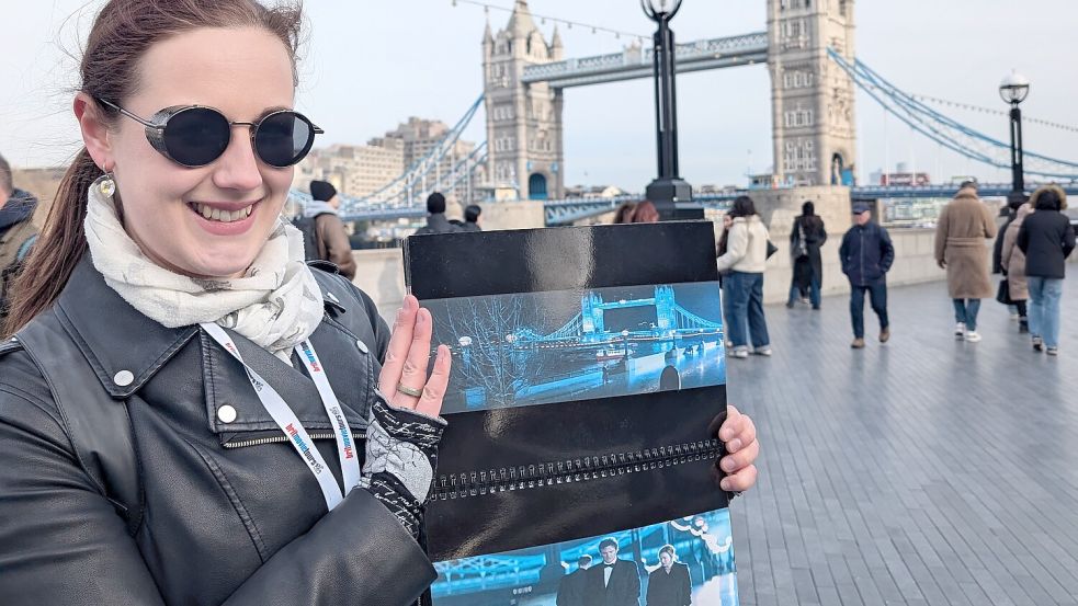 Fiona Johnston vor der Londoner Tower Bridge. Im Rahmen ihrer Stadttour zu „Bridget Jones 4“ kann man die Drehorte der Filmreihe hautnah erleben. Foto: Fiona Johnston